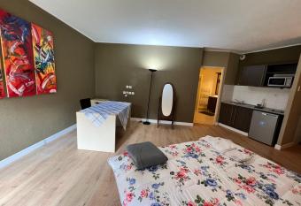 Perle d   Orl  ans allows 18 year olds to book a room