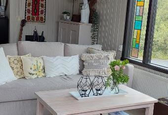 Heimaland 1 has rooms with a private hot tub