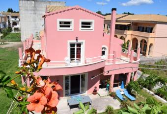 Private Villa AKOBARA, 2km from city center has Balcony rooms