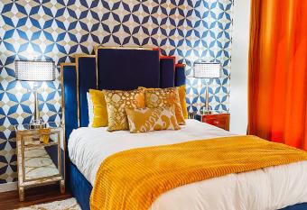 Dolly's Art Deco - Luxe Stay Near Broadway allows 18 year olds to book a room