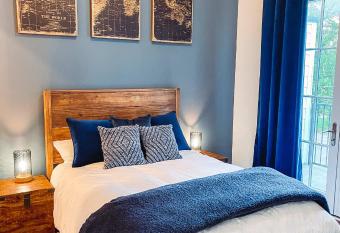 Dolly's Yacht Club - Cozy Retreat Near Broadway allows 18 year olds to book a room