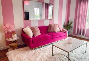 Dolly's Delight o Boutique Bliss Mins From Broadway allows 18 year olds to book a room