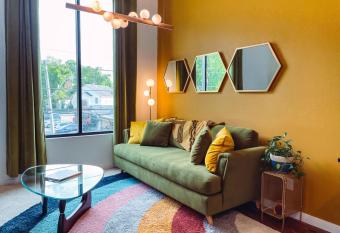 Mid Century - Luxe Boutique Stay Mins to Broadway allows 18 year olds to book a room