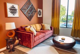 Howdy Y'all - Minutes To Broadway & Free Parking allows 18 year olds to book a room