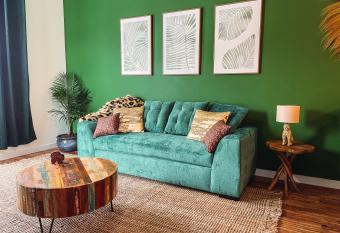 Dreaming With Dolly - Luxe Stay Near Broadway allows 18 year olds to book a room