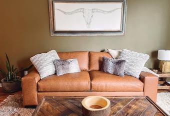 The Lodge - Luxe Boutique Stay Mins to Broadway has Balcony rooms