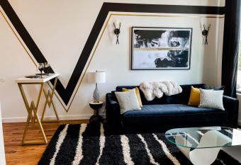 Dolly's Glam Getaway - Glittering Gem Near Broadway allows 18 year olds to book a room