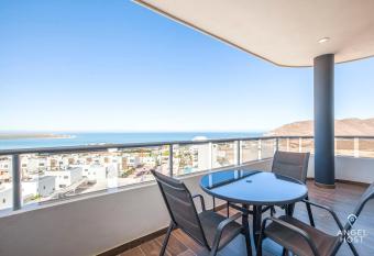 7th-floor condo w incredible ocean view & 2 pools has Balcony rooms