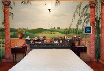 Villa Residenziale a pochi passi dalla citt   has rooms with a private hot tub