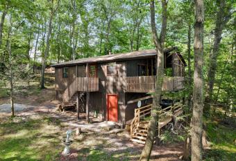 Cabin with Huge Deck, Grill, Fire Pit & WiFi! has Balcony rooms