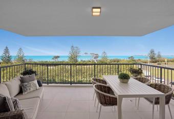 Panoramic Ocean Views 2 bed 2 bath + car space has Balcony rooms