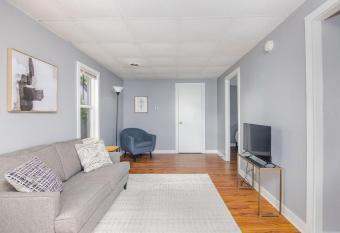 Cozy 1BR Home W Free Parking in Valley Junction has Balcony rooms