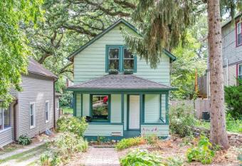 2 Bedroom House with Outdoor Oasis Near Downtown has Balcony rooms