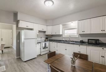 3 Bedroom House Next to Downtown & East Village has Balcony rooms