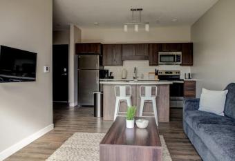 Modern Chic Apartment Downtown Des Moines has Balcony rooms