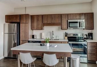 Modern Stylish Downtown Apartment has rooms with a private hot tub