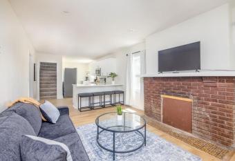 Stylish 4 BR Home in the Heart of DSM has Balcony rooms