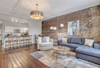 Broughton Street Bungalow - Steps to Everything allows 18 year olds to book a room