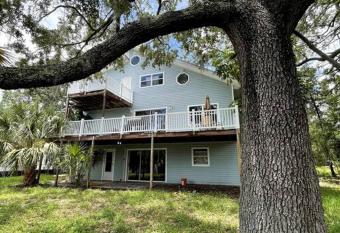 NEW Waterfront Retreat/centrally loc/wifi/parking has Balcony rooms