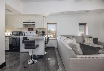 Spacious Loft with Jacuzzi & Free Parking allows 18 year olds to book a room