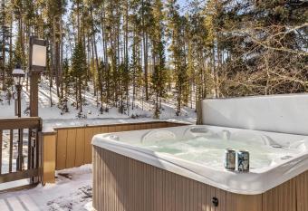 In the Heart of Breck~HotTub~Free PRKG & Shuttle or W has Balcony rooms