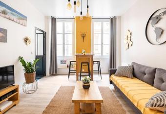 HOTEL DE VILLE BORDEAUX GRAND T2 STANDING allows 18 year olds to book a room