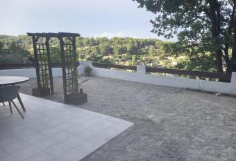 Vue magnifique, jardin et petit cocon en provence has Balcony rooms