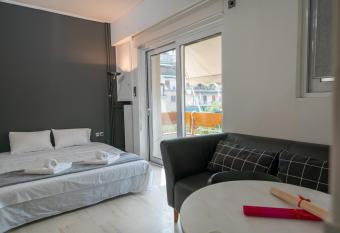 Cozy Apartment For 2 In Athens allows 18 year olds to book a room