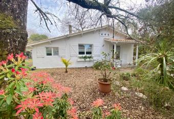 la maison blanche entour   d arbres et    700 m de la plage allows 18 year olds to book a room