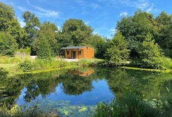 Kingfisher Cabin - Wild Escapes Wrenbury off grid glamping - ages 12 and over has Balcony rooms
