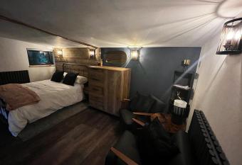 Lynbrook Haybarn, Hot tub and outdoor kitchen, New Forest has Balcony rooms