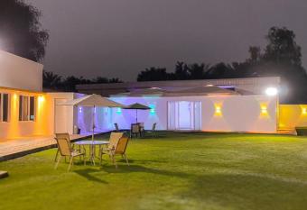 Al Baraka Resort has rooms with a private hot tub