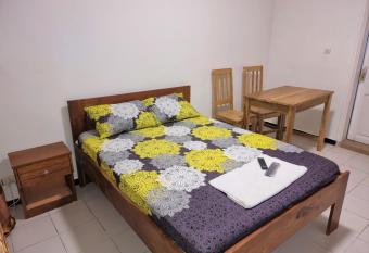 CHAMBRES PRIVEES CLIMATISEE ACCES DOUCHE -CUISINE-SALON has Balcony rooms