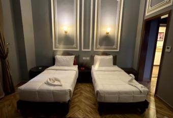 Cosmopolitan hotel has rooms with a private hot tub