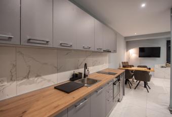 Sea & City LUXURY SUITE has rooms with a private hot tub