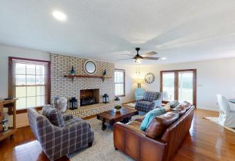 Avery Farm Cottage has rooms with a private hot tub