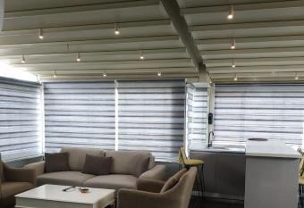 The   stanbul Beijing Inn has Smoking/Balcony rooms