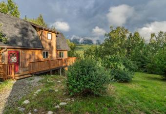 Cheerful 4-Bedroom Cabin with gorgeous views has Balcony rooms