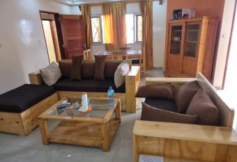 CHAMBRES PRIVEES CLIMATISEES-DOUCHES PERSONNELLES-NEFLIX-SALON has Balcony rooms