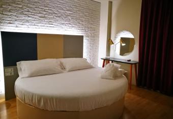 H La Paloma has rooms with a private hot tub