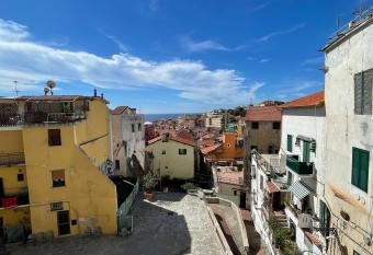 [SUITE CAPITOLO]                 centrale, vista mare, parcheggio allows 18 year olds to book a room