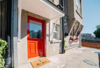 2 Victoria Street has Balcony rooms