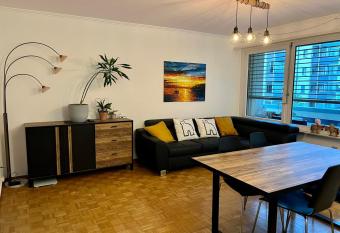 Feel at home - central & cosy has Balcony rooms