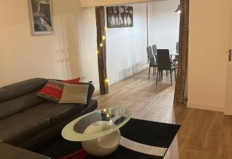 Le parapluie rouge allows 18 year olds to book a room