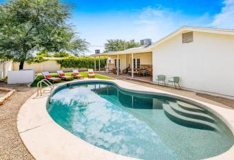 *NEW* PRIME OLD TOWN SCOTTSDALE HOME + HEATED POOL allows 18 year olds to book a room