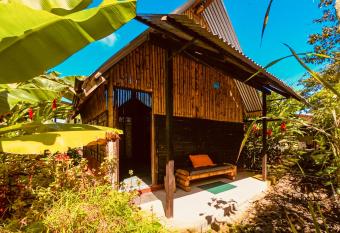 The Mudhouse Hostel Mompiche has Balcony rooms