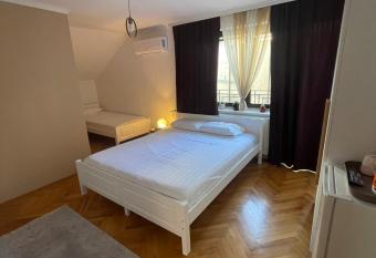 Guesthouse 12a has Balcony rooms