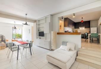 City Center with Free Parking and Port Side View allows 18 year olds to book a room