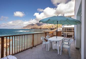 Brisas de Jover has Balcony rooms