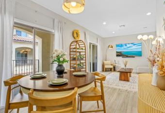 Designer House in downtown Fullerton - 9 mins to Disneyland has Balcony rooms